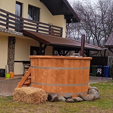Pensiunea Gradinarilor Cu Ciubar Si Statie De Incarcare Electrica Auto Comanesti  Exterior foto
